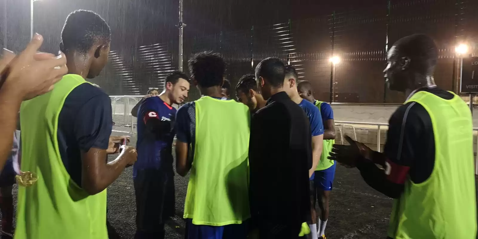 Un match de football amical opposant de jeunes réfugiés à des étudiants universitaires